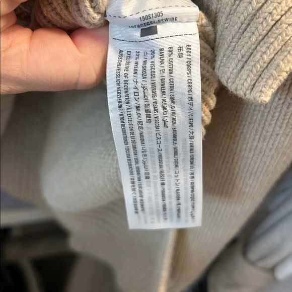 Abercrombie & Fitch Women's V-Neck Sweater in Cream - Picture 4 of 4